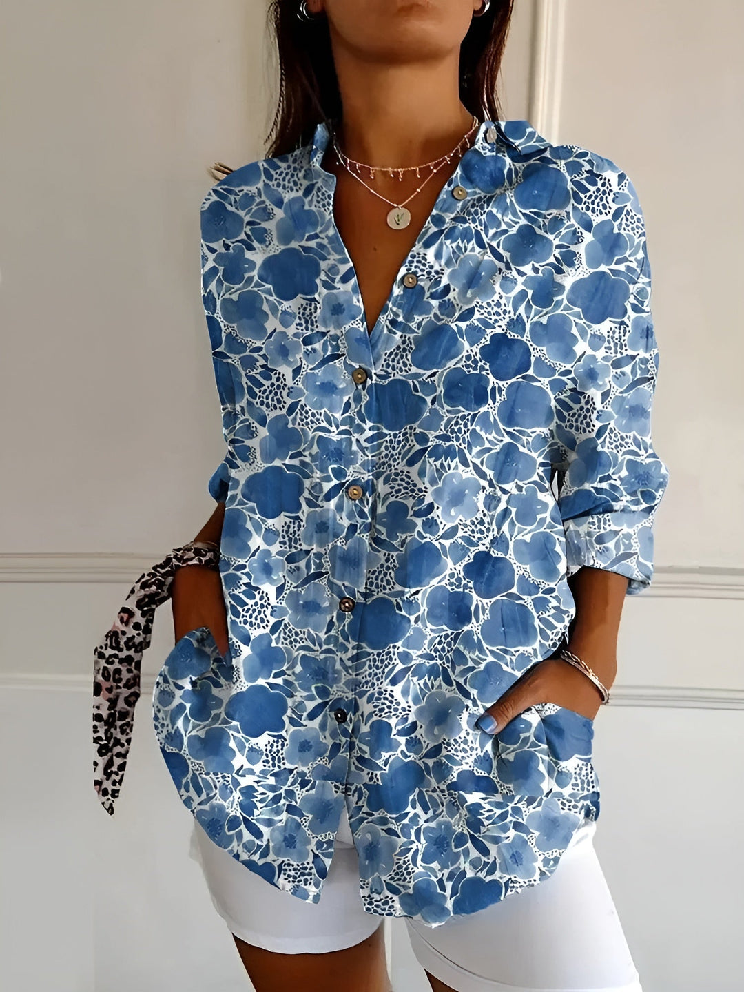 "Elegante dames katoen shirt met knopen, ademend en stijlvol, perfecte balans voor casual en formele gelegenheden."