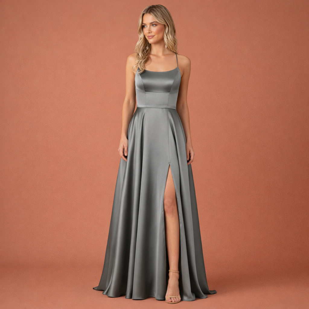 Vrouwelijke maxi avondjurk met een sensuele split en delicate schouderbandjes, een eyecatcher.