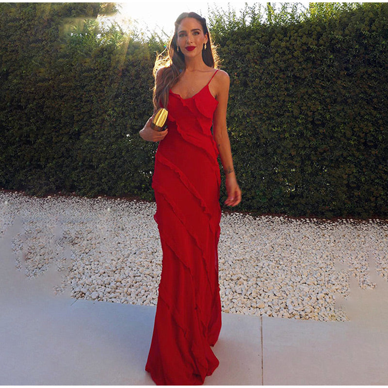 Feestelijke dames jurk: lange maxi jurk met speelse ruffles en sensuele split, perfect voor elke gelegenheid.