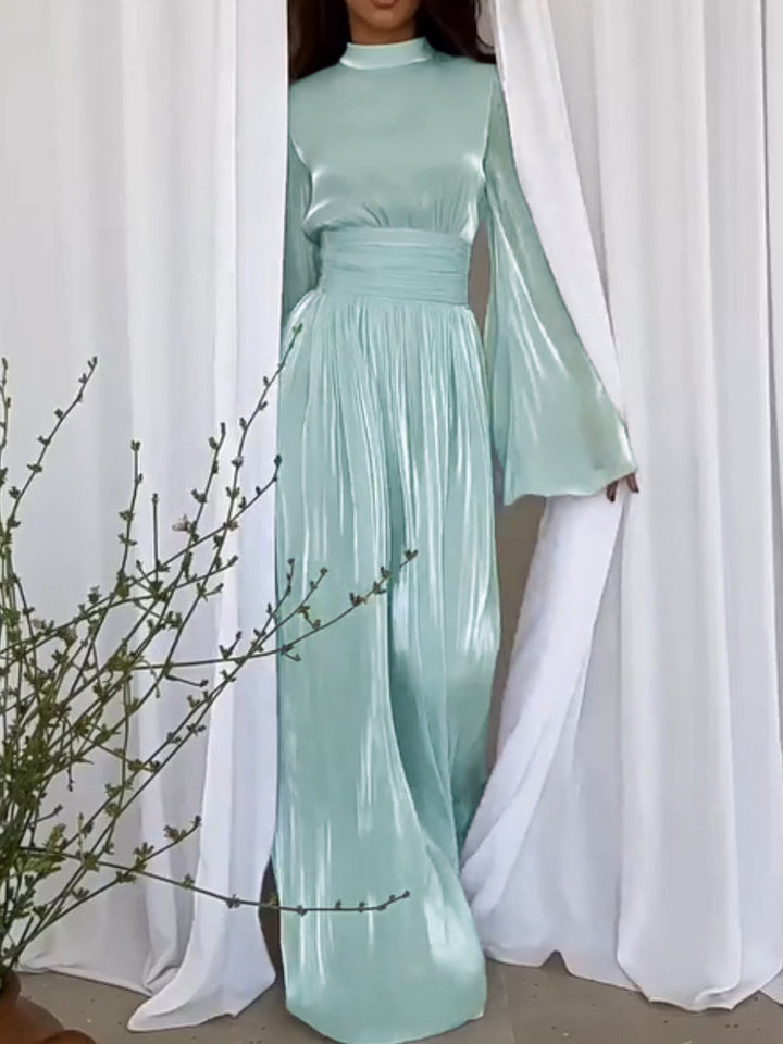 Deze elegante damesjurk combineert een vloeiende maxi-stijl met chique plooien en een trendy strikceintuur.