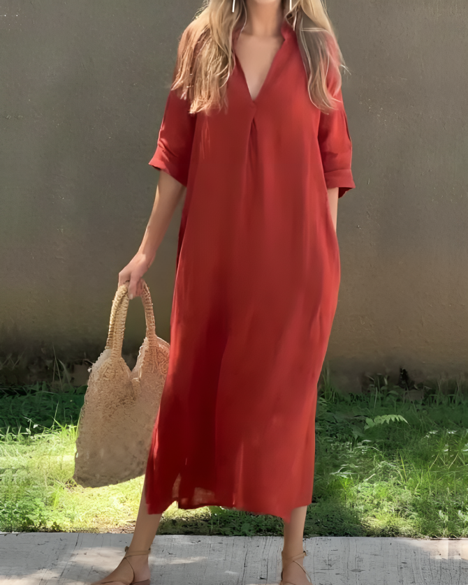 Stijlvolle dames zomerjurk met diepe V-hals, kraag en flatterend maxi-model, comfortabel en modieus.