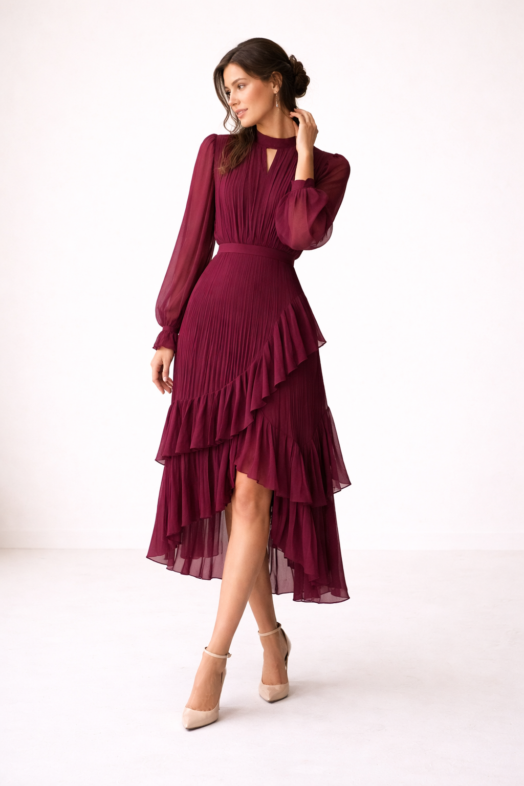 Dames midi-jurk met verfijnde plooien, lange mouwen en een elegante snit voor een vrouwelijke uitstraling.