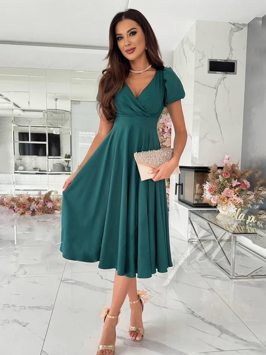 Chique dames jurk met pofmouwen, diepe V-hals en een zwierige midi rok. Perfect voor elke gelegenheid.