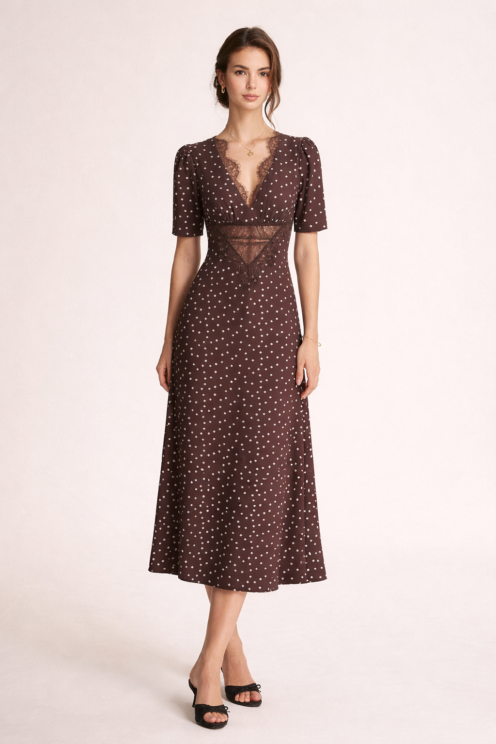Comfortabele bruine dames midi-jurk met stippenprint en V-hals; een veelzijdige keuze voor casual of chic.