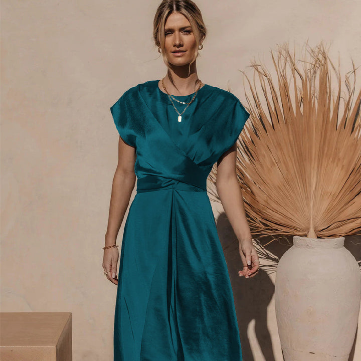 Elegante dames midi jurk met V-hals en tailleaccent, perfect voor chique gelegenheden en avondkleding.
