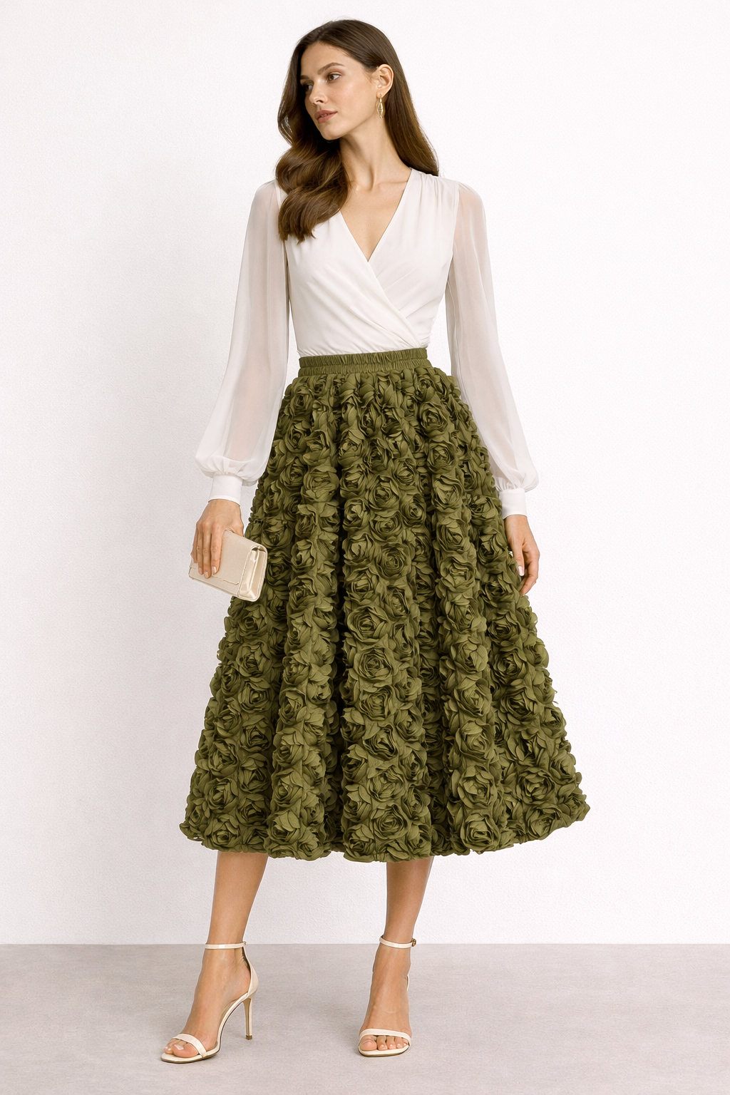 Groene damesrok met subtiel bloemen reliëf. Elegante midi-rok voor vrouwen, geschikt voor elke gelegenheid.