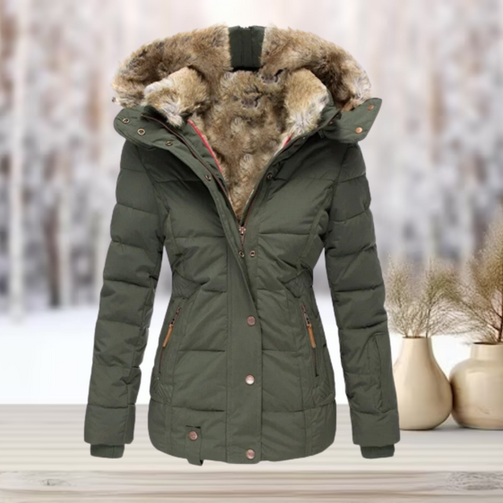Dames elegante puffer winterjas achterkant, toont stijlvolle snit en warme vulling, perfect voor winterse dagen.