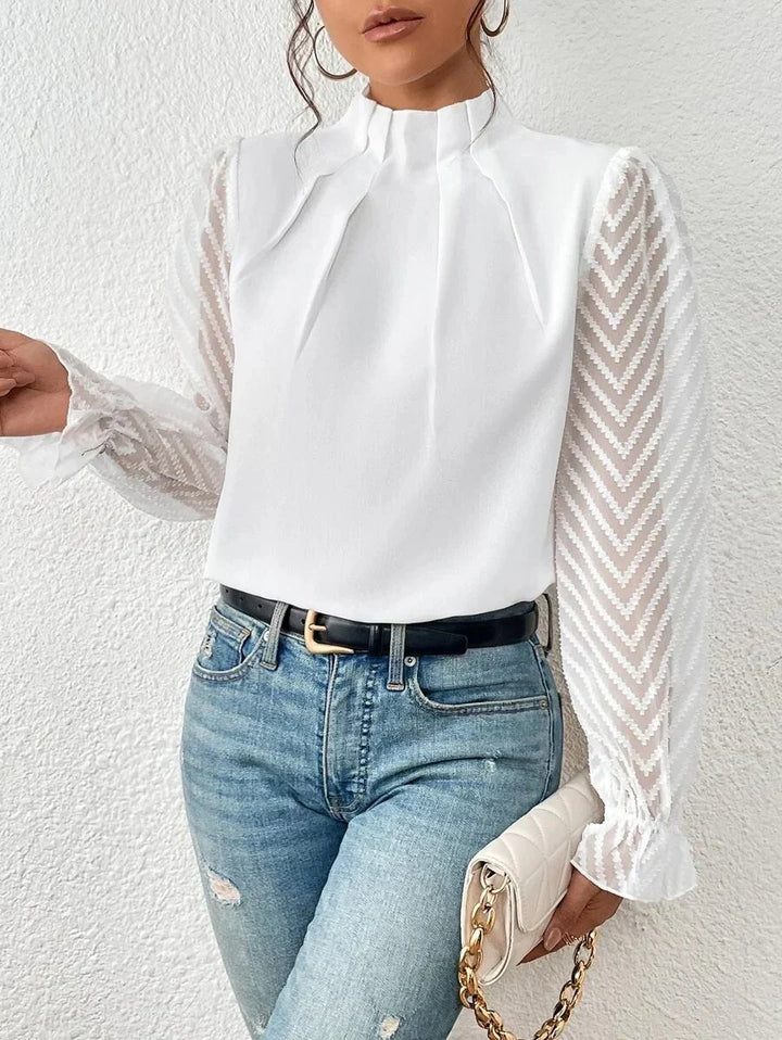 Stijlvolle damesblouse met opstaande hals en elegante plooien, lange mouwen voor een chique look.