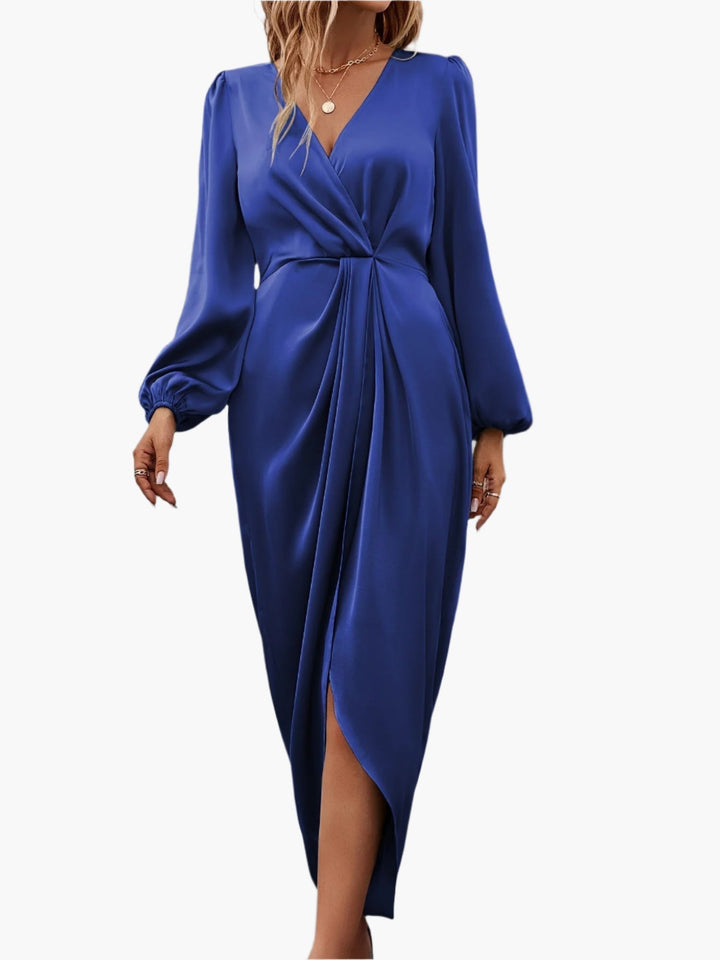 Elegante dames wikkeljurk met diepe V-hals, plooien en ballonmouwen, ideaal als feest- of galajurk.