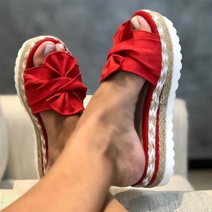 Moderne dames sandalen met opvallend strikdetail. Elegante en comfortabele platte zomerschoenen, perfect voor casual stijl.