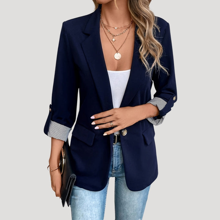 Elegante damesblazer met getailleerde pasvorm en trendy opgerolde mouwen, ideaal voor zakelijk of casualchic.