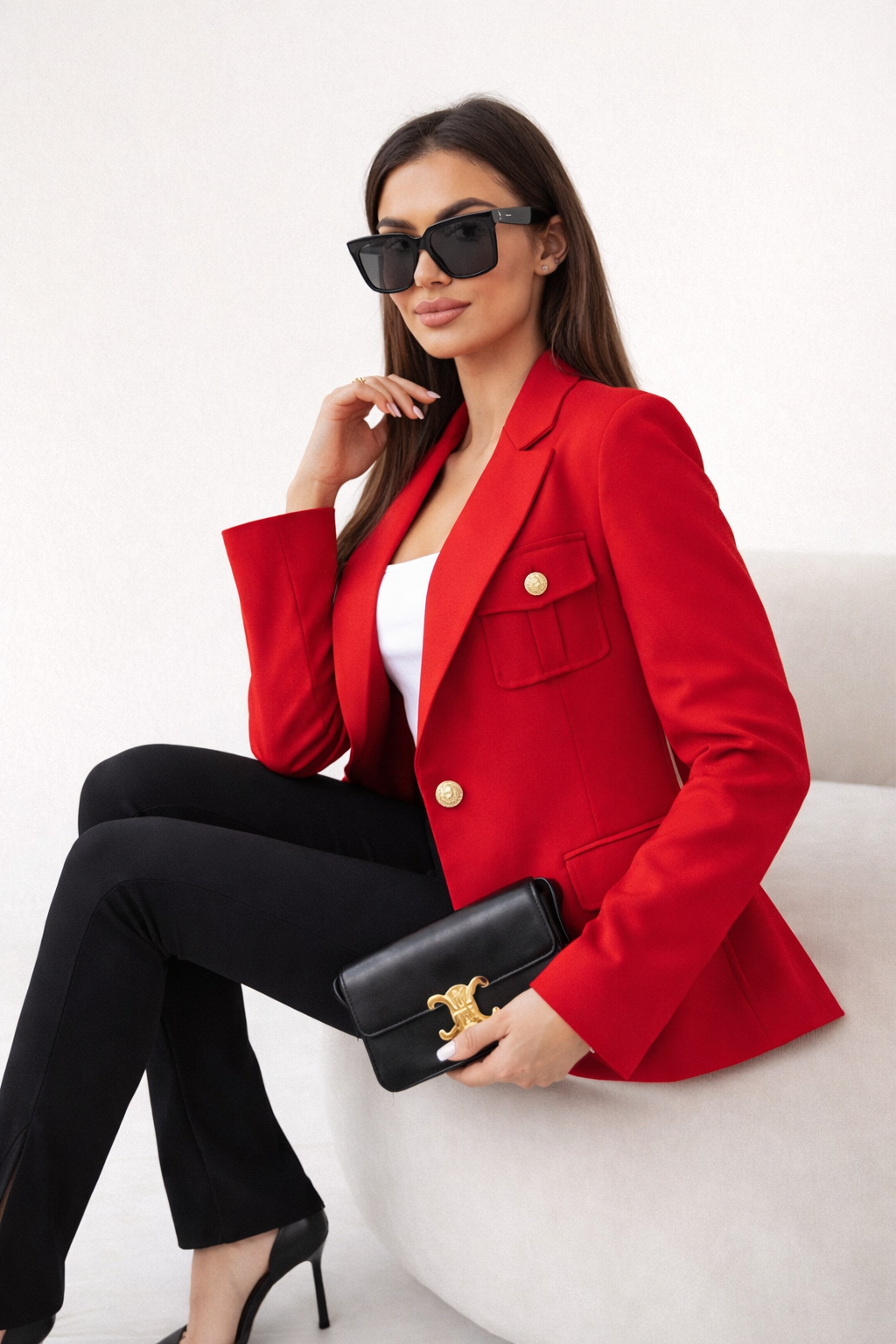 Moderne elegante damesblazer met revers, rechte pasvorm. Essentieel bovenkledingstuk voor elke garderobe.