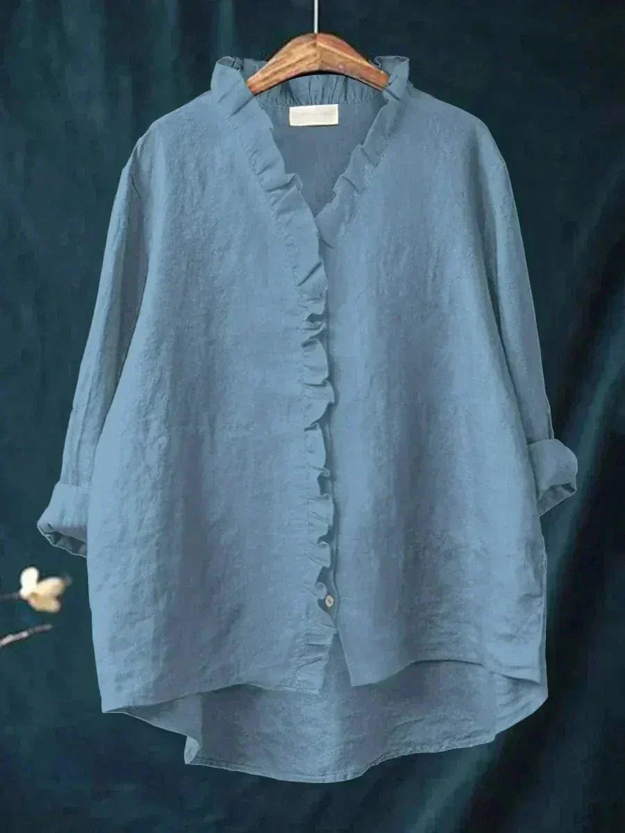 Damesblouse met speelse ruches langs de V-hals en lange mouwen, een elegante en modieuze keuze.