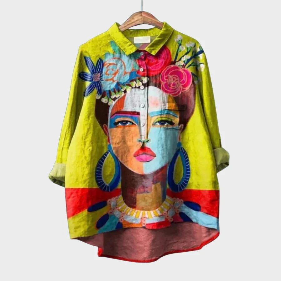 Close-up: Stijlvolle damesblouse met delicate ruches, diepe V-hals en comfortabele lange mouwen.