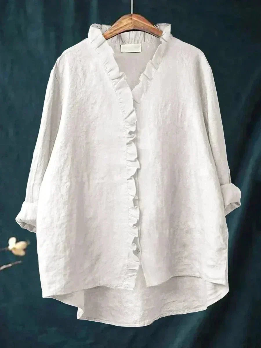 Zijaanzicht: Losvallende damesblouse met V-hals, ruches en lange mouwen, perfect voor een zomerse dag.