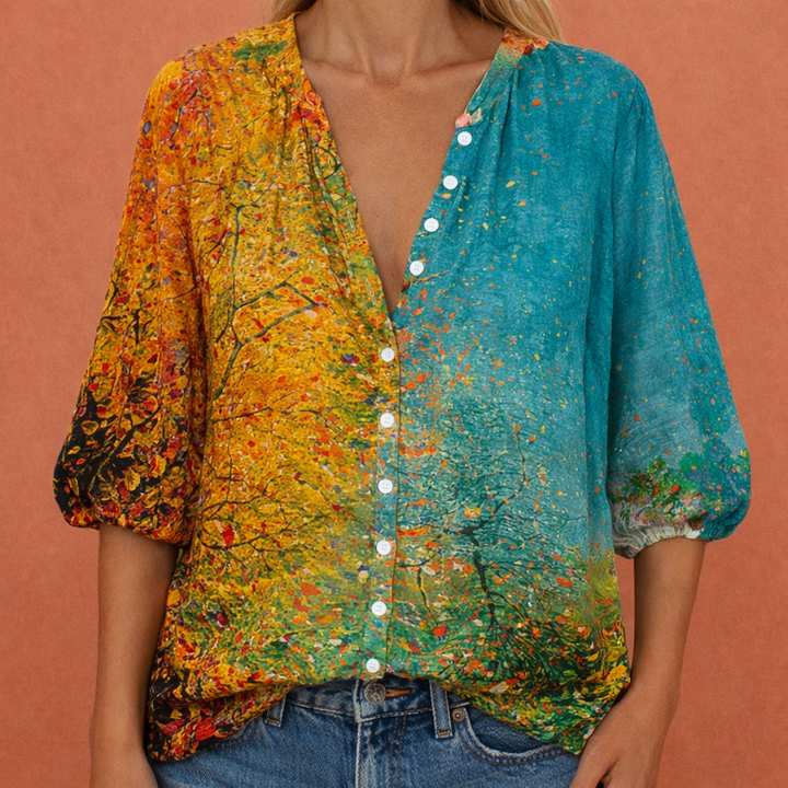 Moderne damesblouse met all-over print, V-hals en knoopsluiting. Een must-have voor elke zomerse garderobe.
