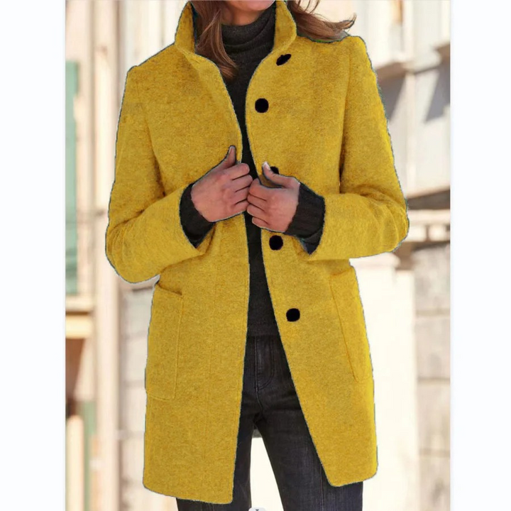"Elegante damesmantel winddicht met opstaande kraag, zijaanzicht, stijlvolle snit voor herfst en winter."