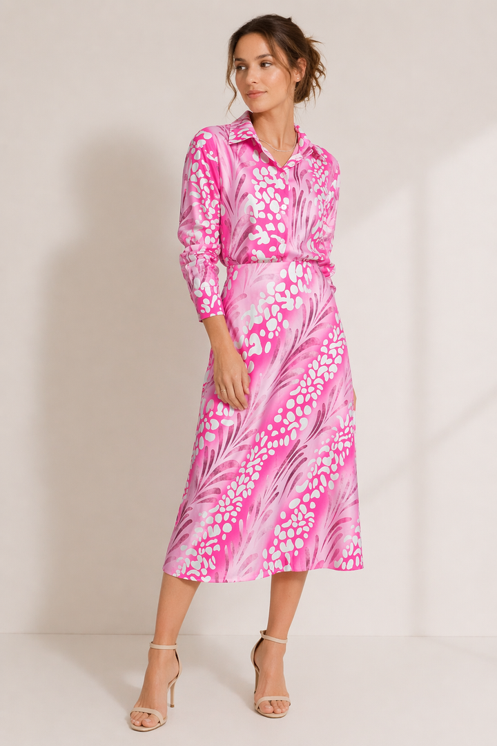 Dames blouse met elegante print en bijpassende rok. Een complete set voor een chique, maar comfortabele look.