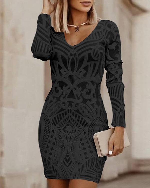 Elegante geborduurde bodycon dames jurk met V-hals, perfect als feestjurk of avondkleding.