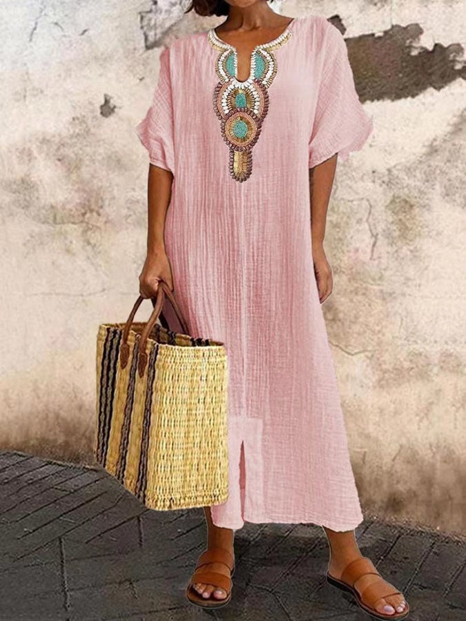 Volledig beeld van een vloeiende geborduurde maxi kaftan damesjurk, perfect voor zomerse dagen.