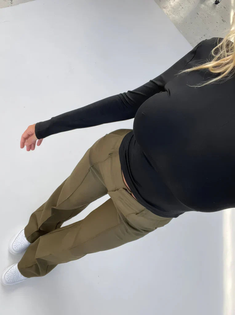 "Elegante grijze damesbroek met slim-fit en wijde pijpen van duurzame polyester voor zowel casual als formele looks."