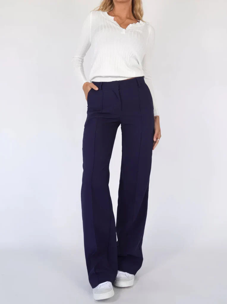 "Elegante grijze damesbroek met slim-fit en wijde pijpen van duurzame polyester voor zowel casual als formele looks."