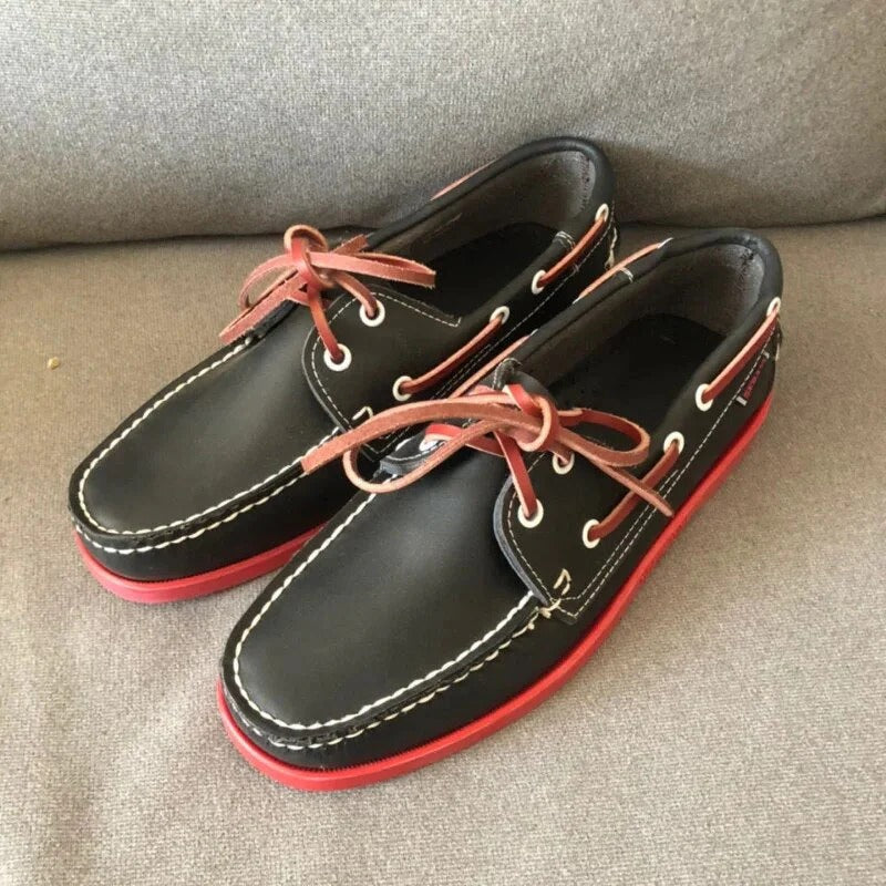 Leren heren bootschoenen, handgemaakt voor stijl en comfort, in diverse kleuren zoals bruin, rood, oranje, wit en groen.
