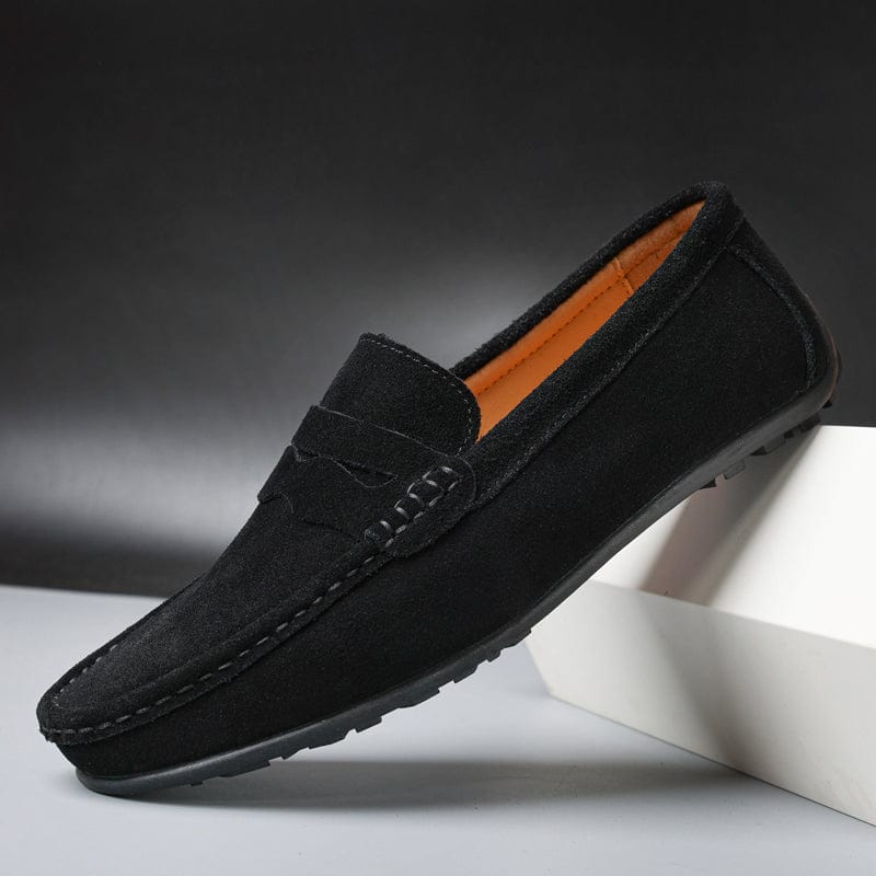 Detail van heren penny loafers: klassiek instapmodel met verfijnde mocassin neus en stevige antislipzool.