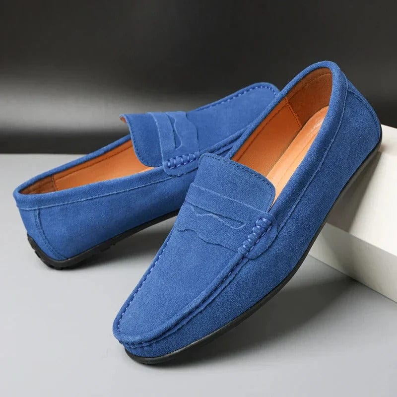 Stijlvolle heren penny loafers aan voet, instapmodel met mocassin neus, ideaal voor een verzorgde smart casual look.