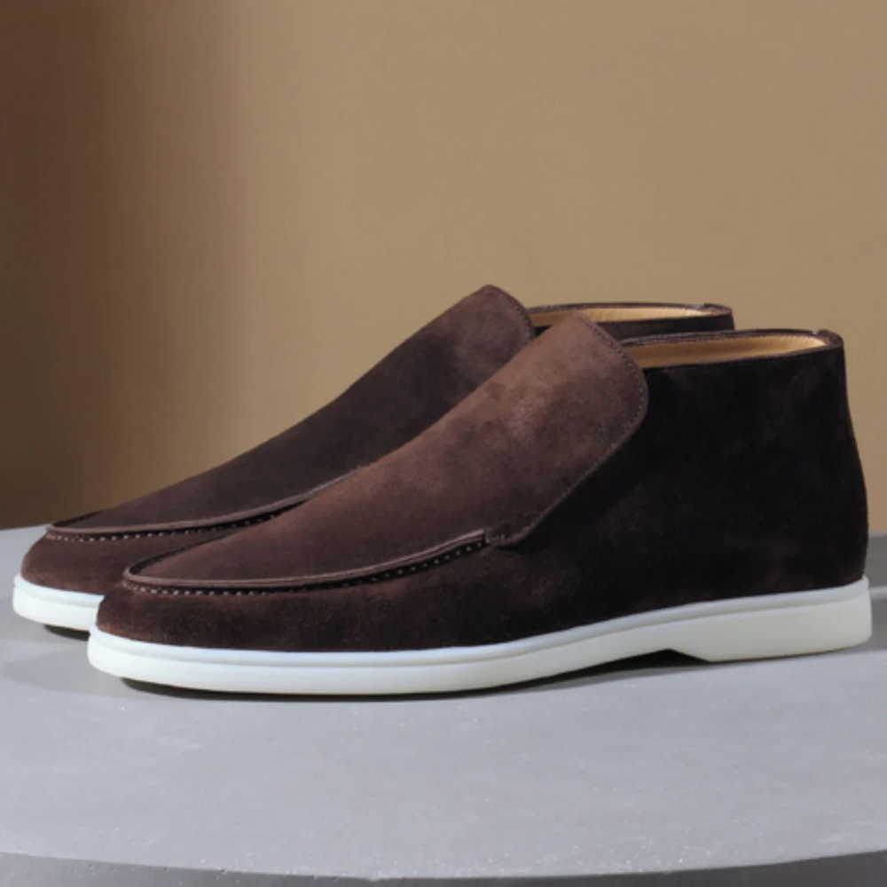 "Elegante heren suède loafers, bruin, duurzame en comfortabele pasvorm, tijdloze stijl voor elk seizoen, close-up aanzicht."