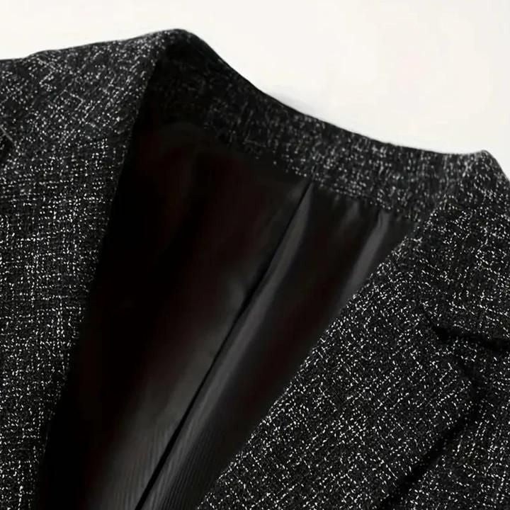 "Elegante herenblazer in marineblauw met klassieke revers en getailleerd silhouet, ideaal voor elke gelegenheid."