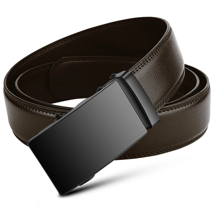 Detailopname van de innovatieve automatische gesp op een stijlvolle herenriem. Essentiële accessoire voor mannen.