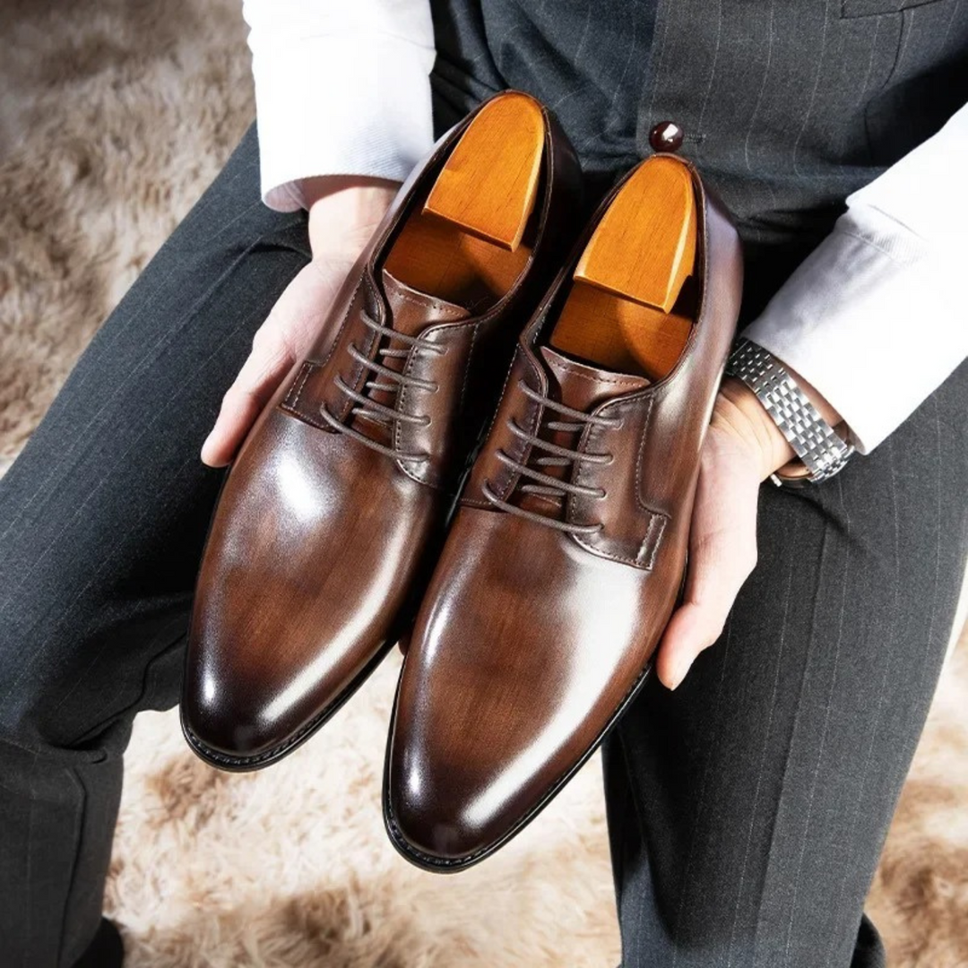 "Elegante herenschoenen van premium leer, vooraanzicht, klassieke stijl, tijdloos design, comfort voor elke gelegenheid."
