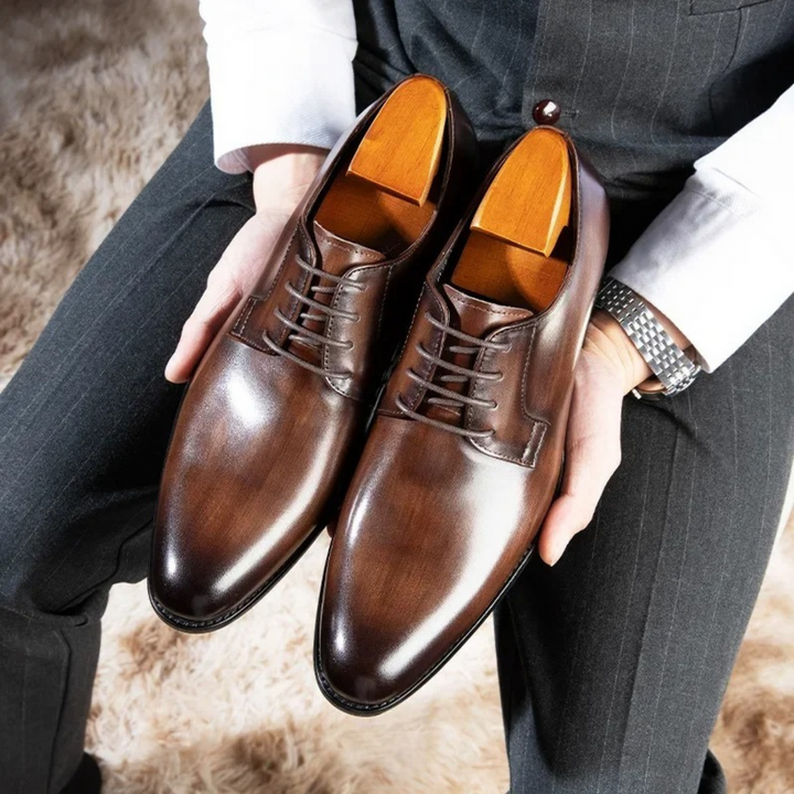"Elegante herenschoenen van premium leer, vooraanzicht, klassieke stijl, tijdloos design, comfort voor elke gelegenheid."