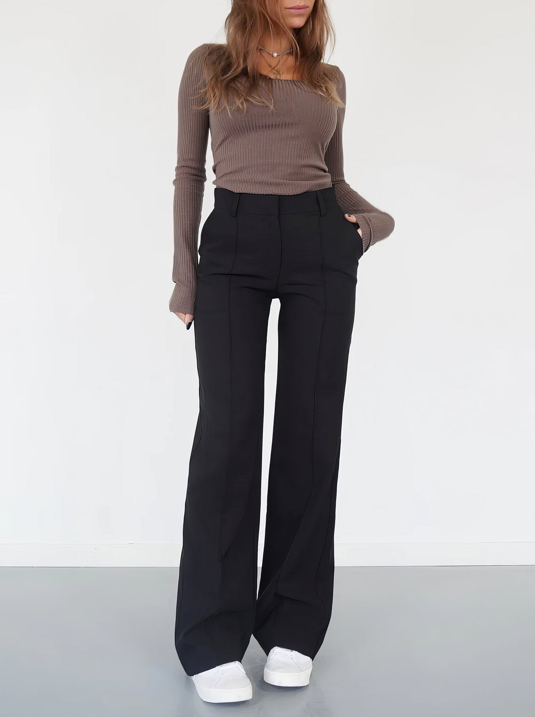 Elegante high-waist pantalon dames met rechte pijpen, zachte stretchstof, blinde ritssluiting; modieus en comfortabel.