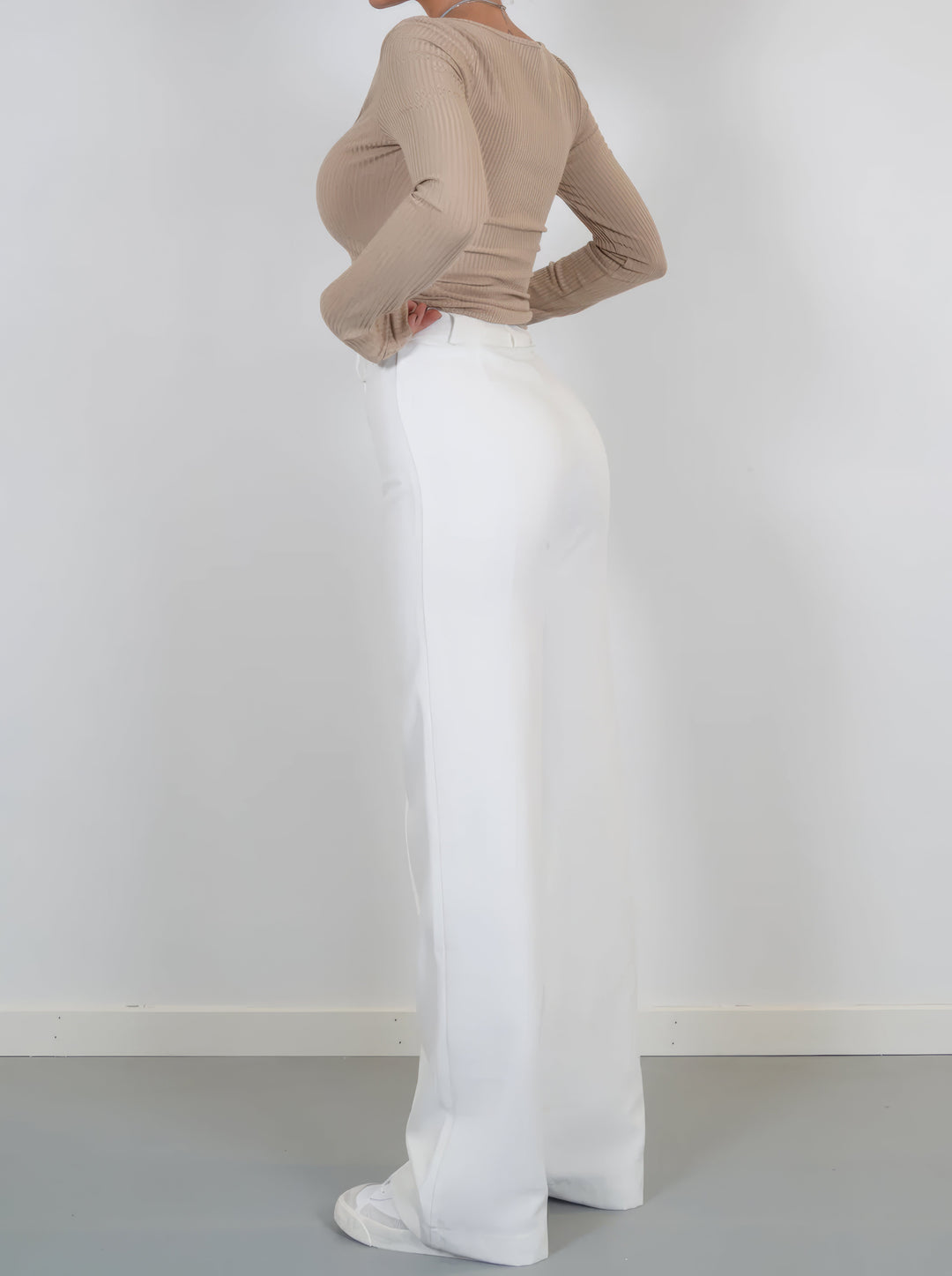 Elegante high-waist pantalon dames met rechte pijpen, zachte stretchstof, blinde ritssluiting; modieus en comfortabel.
