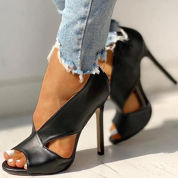 Elegante hoge hak sandalen met open teen en moderne cutout details; slank silhouet, ideaal voor chic evenement.