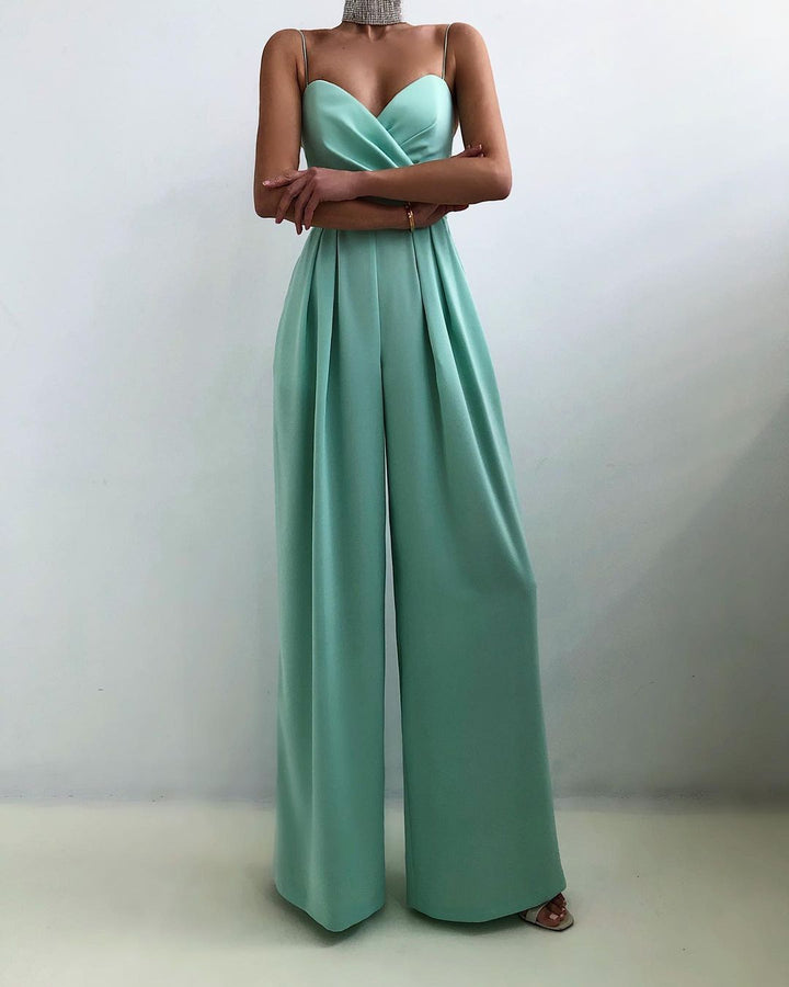 "Elegante jumpsuit met verleidelijke schouderbanden en nauwsluitende pasvorm, ideaal voor elke gelegenheid."