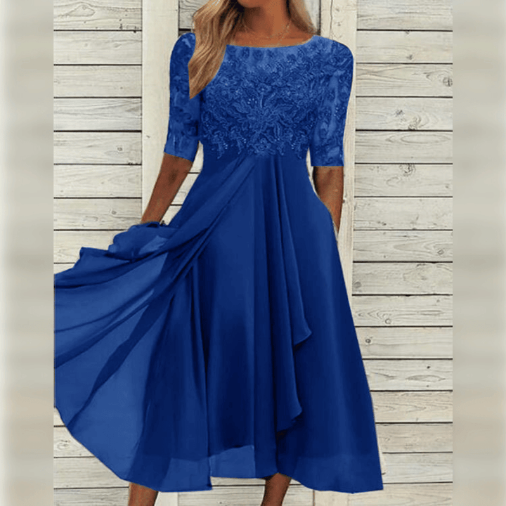 Prachtige elegante damesjurk van kant, ideaal voor een zomerfeest. Chique en comfortabel voor vrouwen.