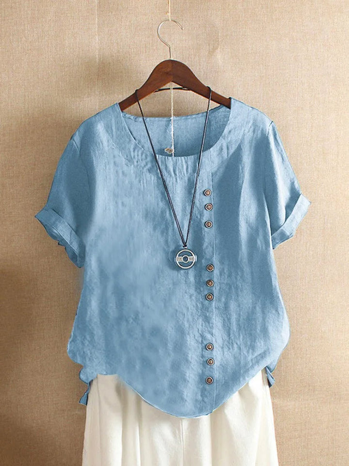 Elegante katoenen damesblouse met Peter Pan kraag, luchtige zomerstijl, losse pasvorm en subtiele knoopdetails.