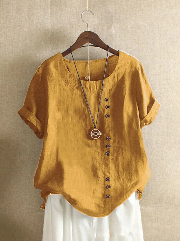 Elegante katoenen damesblouse met Peter Pan kraag, luchtige zomerstijl, losse pasvorm en subtiele knoopdetails.