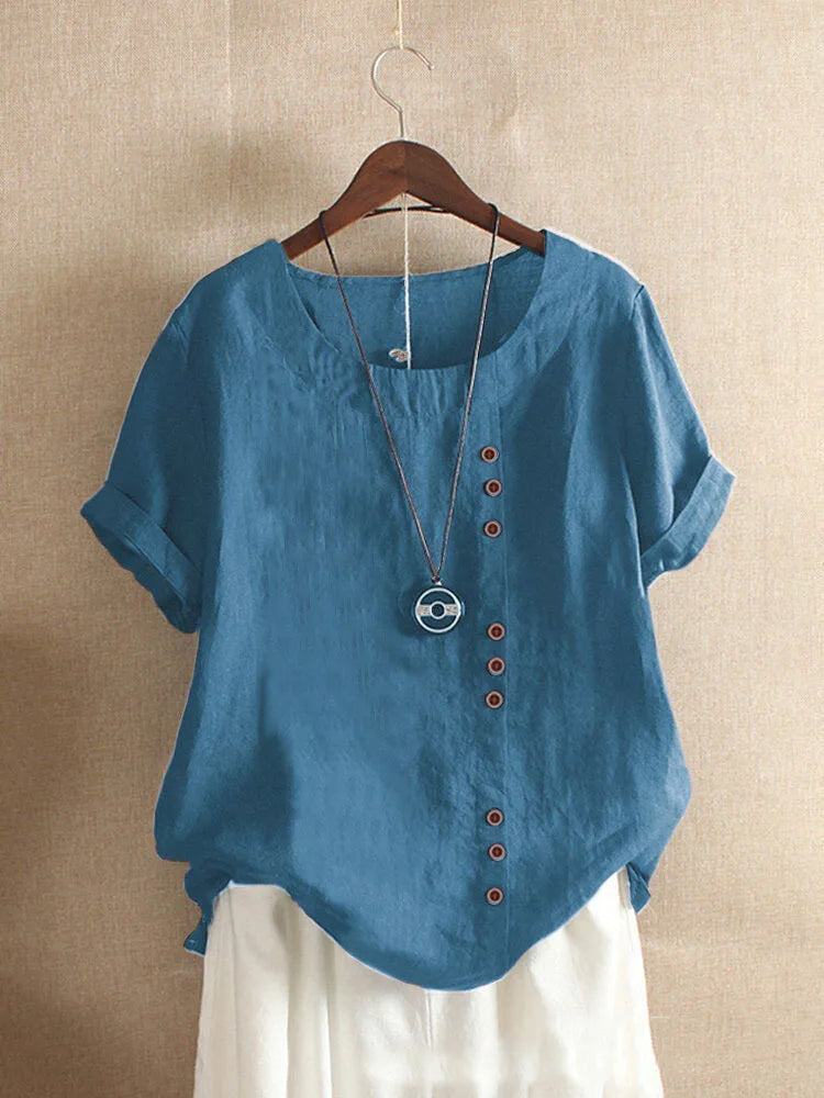 Elegante katoenen damesblouse met Peter Pan kraag, luchtige zomerstijl, losse pasvorm en subtiele knoopdetails.