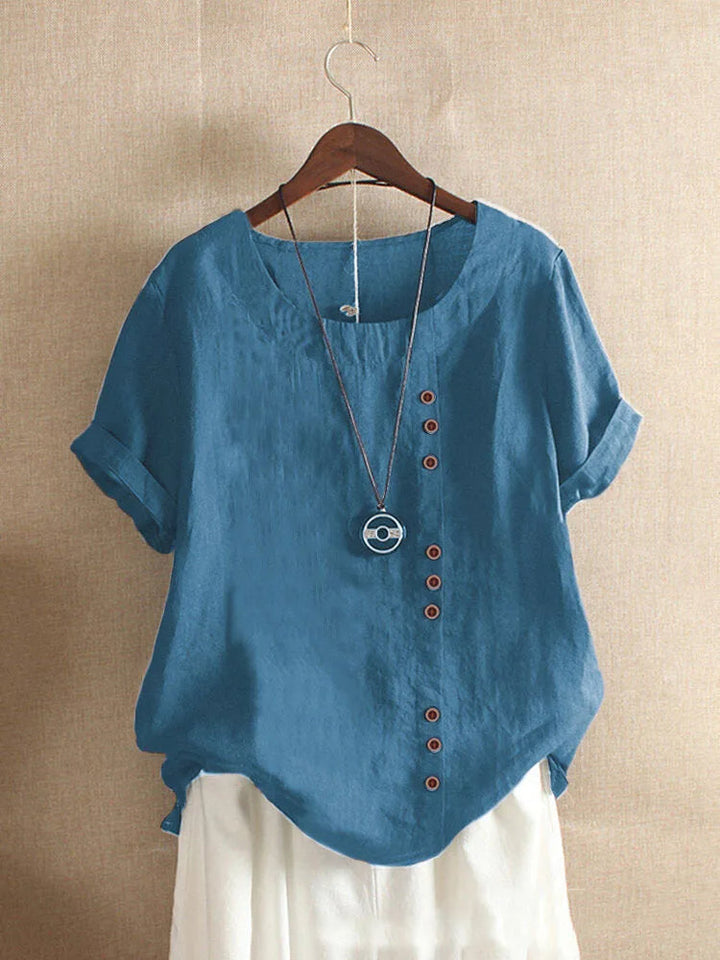 Elegante katoenen damesblouse met Peter Pan kraag, luchtige zomerstijl, losse pasvorm en subtiele knoopdetails.