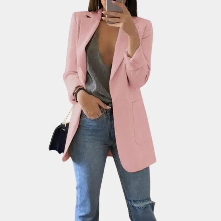 "Elegante khaki dames blazer, lange slim fit, katoenmix, perfecte keuze voor werk of avondje uit."