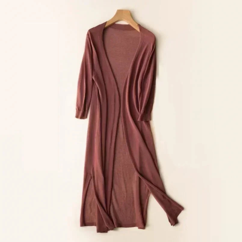 "Elegante lange damesvest, lichtgewicht en ademend, perfect voor de zomer. Tijdloos ontwerp met elegante flow."