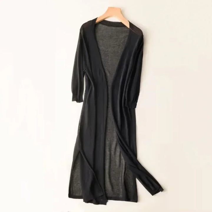 "Elegante lange damesvest, lichtgewicht en ademend, perfect voor de zomer. Tijdloos ontwerp met elegante flow."