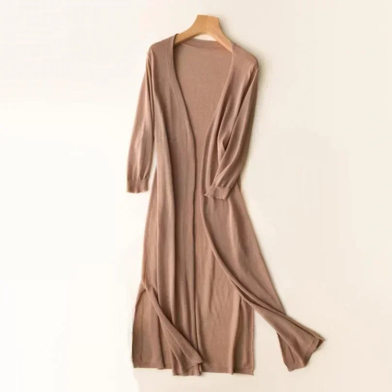 "Elegante lange damesvest, lichtgewicht en ademend, perfect voor de zomer. Tijdloos ontwerp met elegante flow."