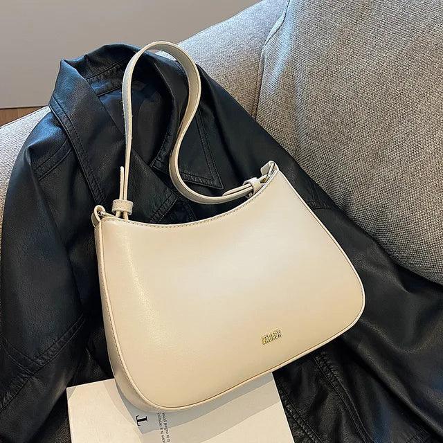 "Elegante leren dames schoudertas Lucja in wijnrood, met verstelbare strap, geschikt voor elke stijlvolle outfit."