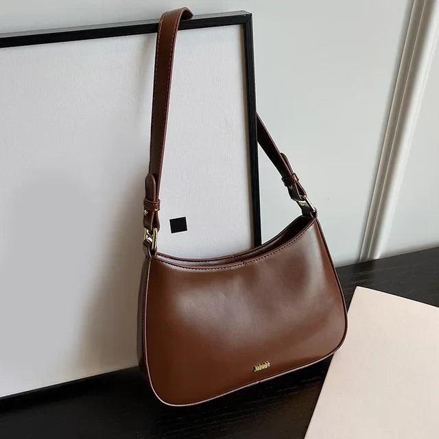 "Elegante leren dames schoudertas Lucja in wijnrood, met verstelbare strap, geschikt voor elke stijlvolle outfit."