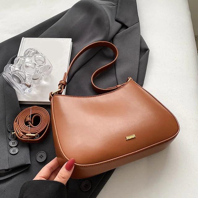 "Elegante leren dames schoudertas Lucja in wijnrood, met verstelbare strap, geschikt voor elke stijlvolle outfit."
